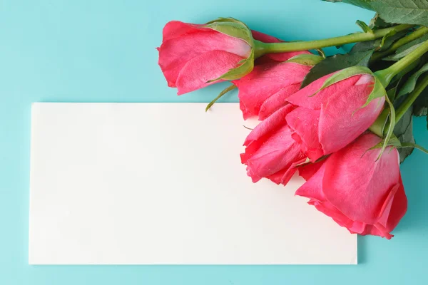 Roses with blank paper  note — Stock Photo, Image