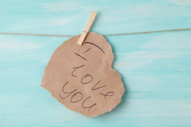 Kırmızı kağıt kalp clothesline üzerinde asılı