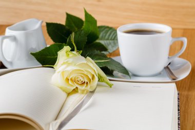 ahşap arka plan gül ve boş defter sayfası