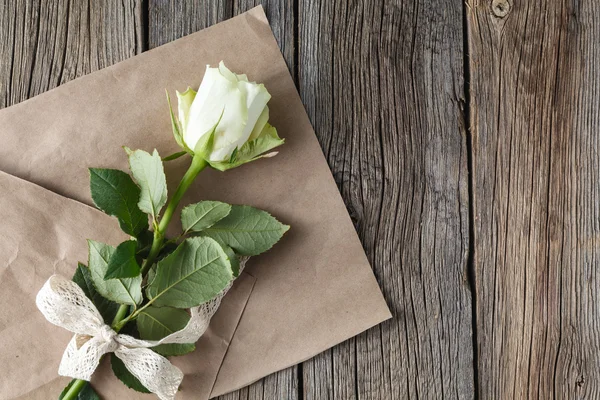 Rosa branca sobre papel artesanal — Fotografia de Stock