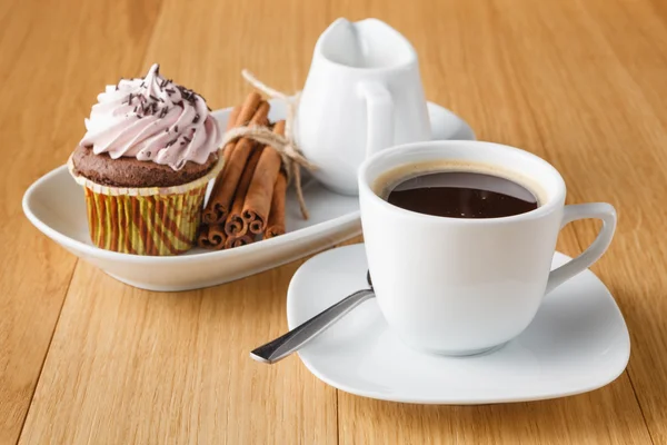 Tasse Kaffee, weiße Rose, Zimt auf hölzernem Hintergrund — Stockfoto