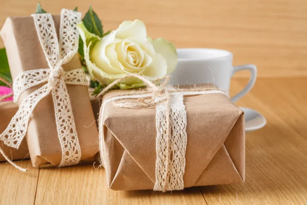纸包装礼品盒与白玫瑰 — 图库照片