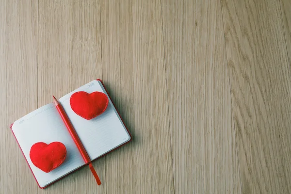 Coração vermelho macio na mesa de madeira — Fotografia de Stock