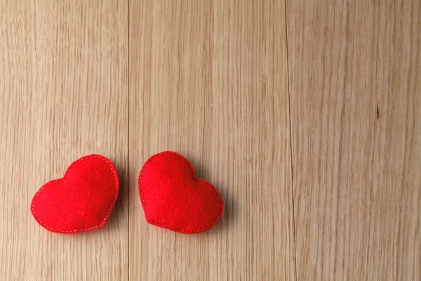 Zabawka Walentynki serca na drewnianym stole. Widok z miejsca kopiowania — Zdjęcie stockowe