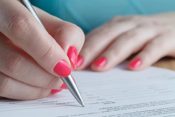 Vrouw ondertekenen contract — Stockfoto