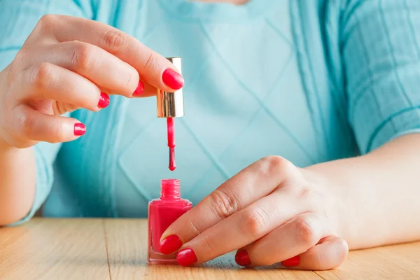 Bouteille de vernis à ongles sur table en bois — Photo