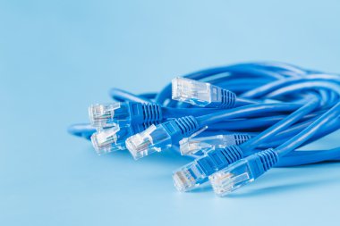 Bilgisayar ethernet kablosu mavi zemin üzerine mavi