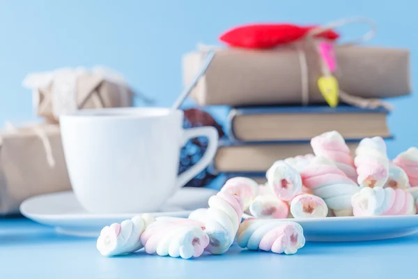 Tasse Tee mit Bücherstapel mit gedrehtem Marshmallow — Stockfoto