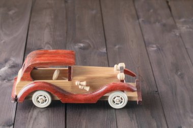 ahşap masa üzerinde Retro ahşap oyuncak araba. metin için yer.