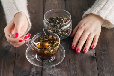 Kadın demlemek bitkisel çay