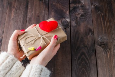 Kadın vermek mevcut kaydırılan Kraft kağıt 