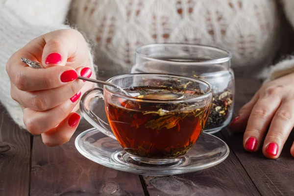 Weibchen kochen Kräutertee auf rustikalem Holztisch — Stockfoto