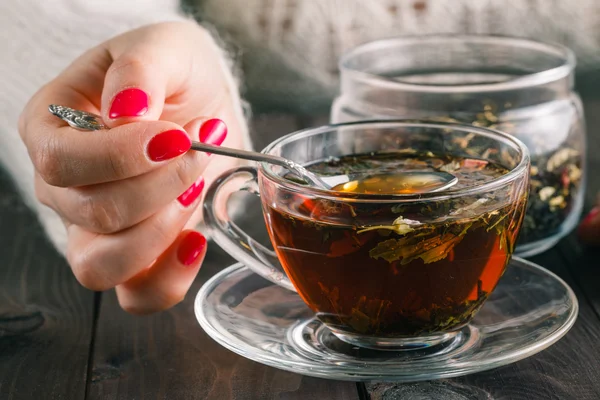 Női rusztikus, fából készült tábla, hogy a gyógynövény tea — Stock Fotó