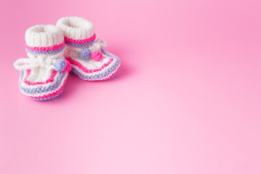 Pembe bir arka plan üzerinde yeni doğan bootie