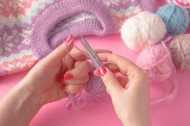 Kadının ellerini iplerle