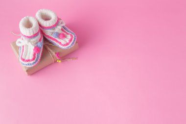 Pembe bir arka plan üzerinde yeni doğan bootie