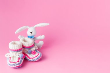 Yeni doğan küçük oyuncak ile patik