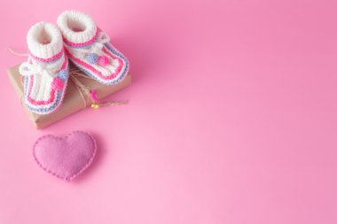 Pembe bir arka plan üzerinde yeni doğan bootie