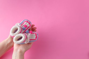 Kadın tutun küçük yeni doğan patik