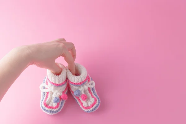 Hembra manos cuidadosamente agujero zapatos de bebé — Foto de Stock