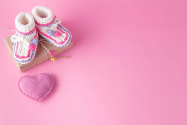Chaussure nouveau-né sur fond rose — Photo