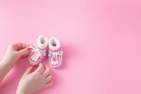 Femmes mains soigneusement holing chaussures de bébé — Photo