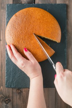 Eller kadın kudret helvası pasta kesme