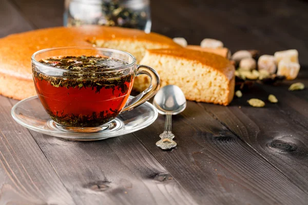 Вареный травяной чай в стеклянной чашке — стоковое фото
