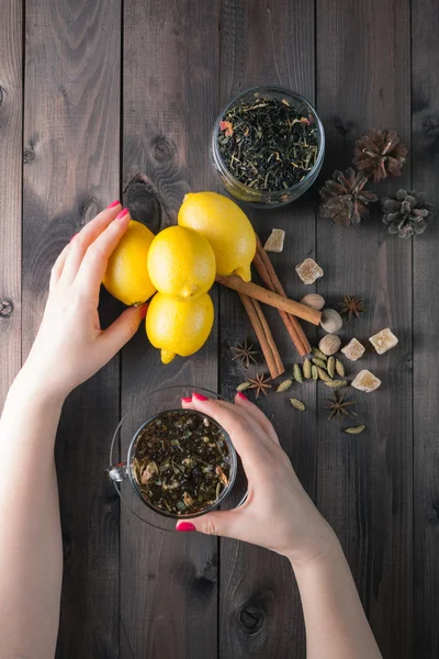 Mujer sostener en las manos taza de té de vidrio — Foto de Stock