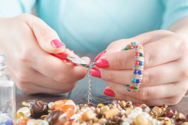 iğne üstündeki tel çekimi