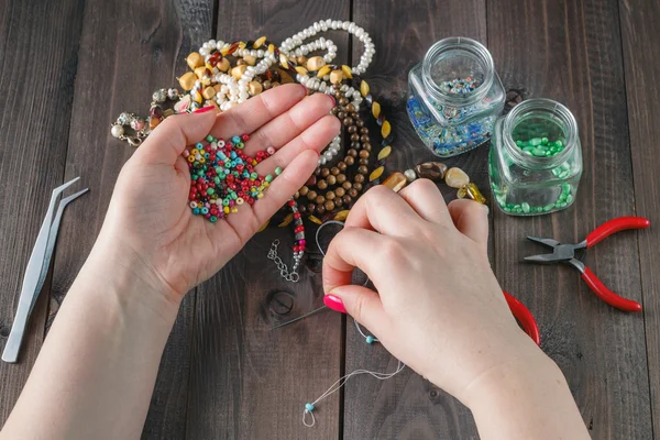 Herramientas para crear joyas de moda en el proceso de fabricación — Foto de Stock