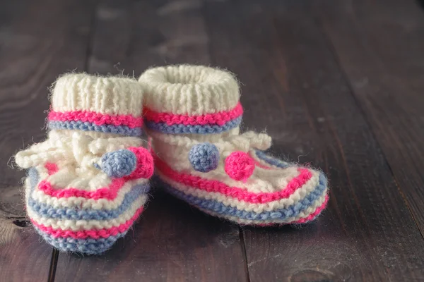 Chaussons bébé sur fond bois rustique — Photo