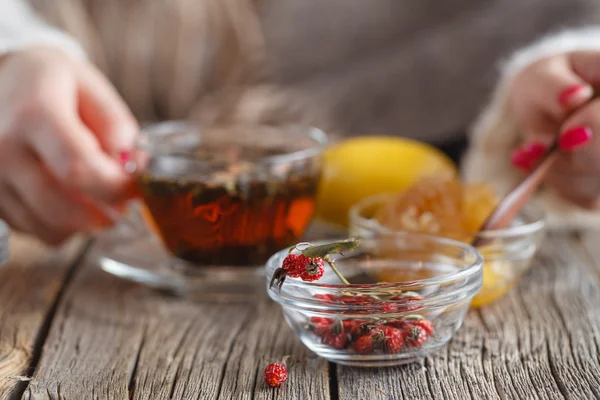 Teplý med čaj s bylinkami — Stock fotografie