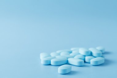 oval mavi hapların yığını