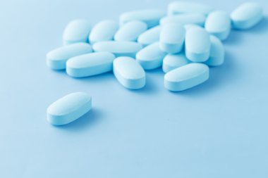 oval mavi hapların yığını