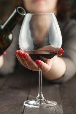 Alkoliklerin Close-Up yağan kırmızı şarap eller