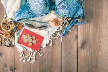 Genç kadının kıyafeti ve pasaport para ile