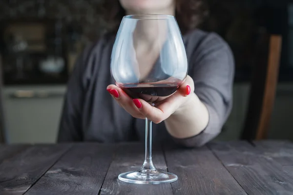 Feminino tomar copo de vinho — Fotografia de Stock
