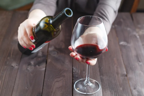 Alcoholische vrouw is binnenstromen een glas wijn — Stockfoto