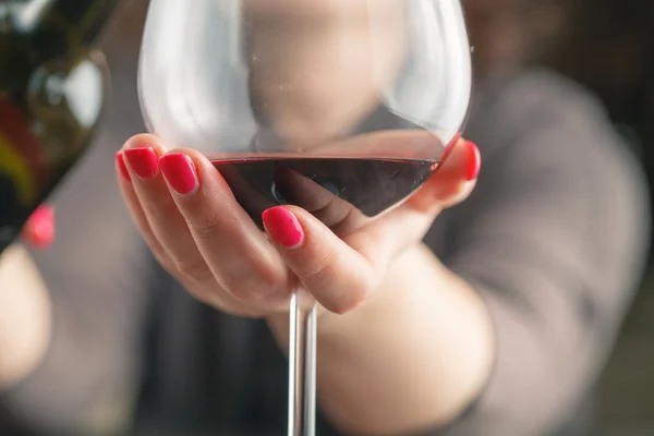 Serveerster rode wijn in een glas gieten — Stockfoto