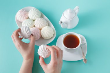 Kadın canlı renkli hatmi kahvaltı için almak.