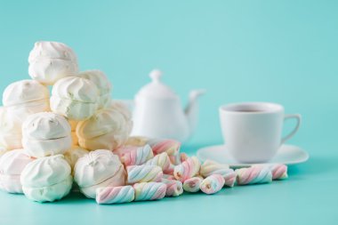 Marshmall Cofe Kupası ve yığın tatlı pastel renkli