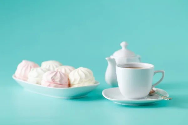 Pastellfarbener Eibisch und eine Tasse Tee — Stockfoto