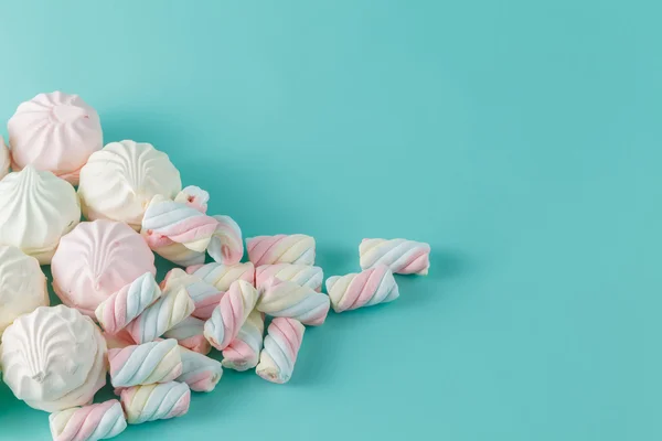 Marshmallow på aquamarine backgound — Stockfoto