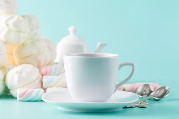 Marshmallow pastel y taza de té — Foto de Stock