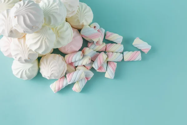Marshmallow på aquamarine bakgrund med kopp te — Stockfoto