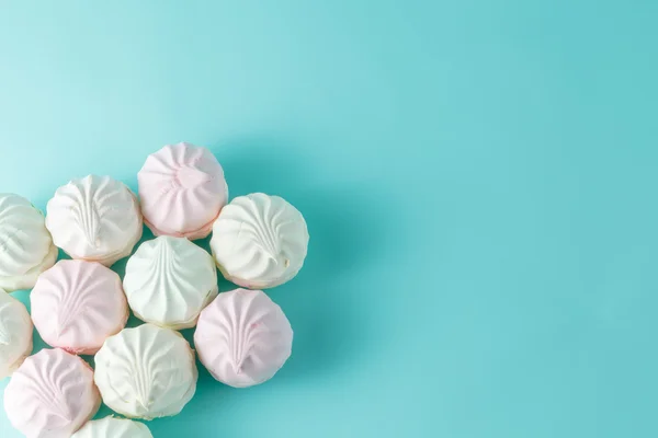 Pastel mewarnai marshmallow pada latar belakang cerah akuamarine — Stok Foto