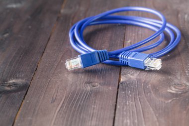 nternet mavi kablo ahşap arka plan üzerinde