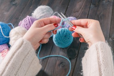 Örgü ören ellerin yakın çekimi