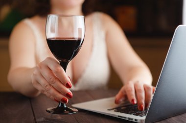 Şarap kadehi tutan kadın. 